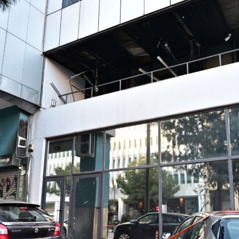 Σπασμένα αυτοκίνητα και φθορές στο κτίριο της Hellenic Train μετά την έκρηξη