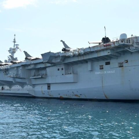 Στον Όρμο Φαλήρου το γαλλικό αεροπλανοφόρο «Σαρλ ντε Γκολ»