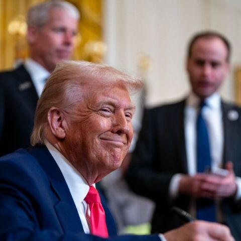 Γιατί ο Τραμπ εξαίρεσε τα iPhone και τους υπολογιστές από τους δασμούς