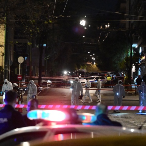 Έρευνες της Αντιτρομοκρατικής στο σημείο της επίθεσης με βόμβα έξω από τα γραφεία της Hellenic Train