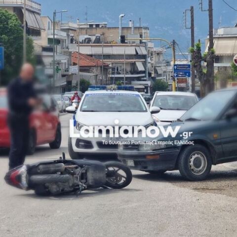Λαμία: ΙΧ συγκρούστηκε με μηχανάκι που επέβαιναν δύο κοπέλες – Στο νοσοκομείο η μία
