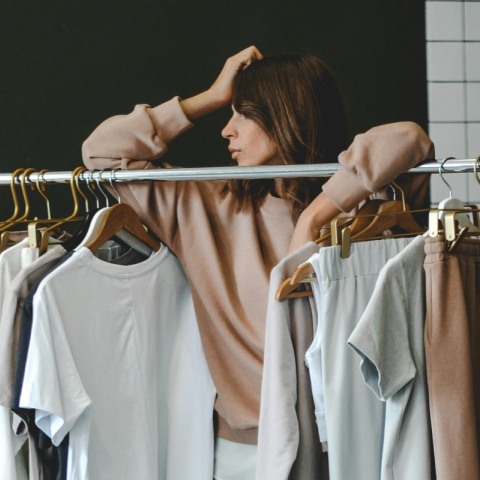 κρεμάστρα με ρούχα 