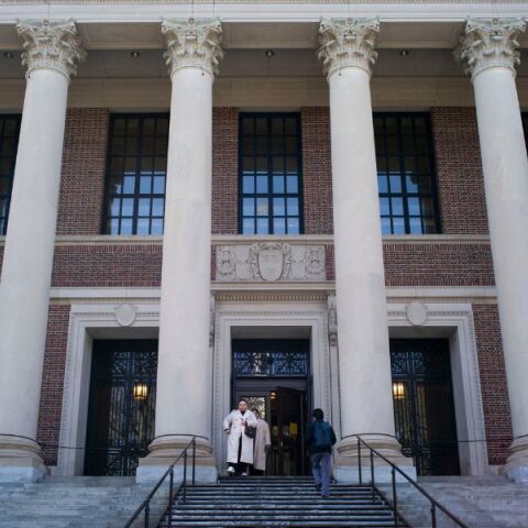 Τα πανεπιστήμια των ΗΠΑ που μπορούν να αντισταθούν στις απαιτήσεις του Ντόναλντ Τραμπ μετά το πάγωμα της χρηματοδότηση του Χάρβαρντ - Ανάλυση του Forbes