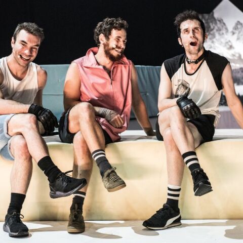 Αλλαγή στη διανομή της παράστασης «Τα Σκυλιά» λόγω απαγόρευσης εξόδου του Τούρκου ηθοποιού Cem Yiğit Üzümoğlu από τη χώρα του