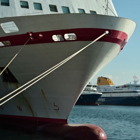 Ταλαιπωρία στον Πειραιά για 628 επιβάτες: Μηχανική βλάβη σε πλοίο που θα πήγαινε Αίγινα και Αγκίστρι 