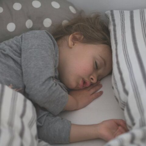 Αόρατοι κίνδυνοι στο στρώμα των παιδιών: Οι χημικές ουσίες που ανιχνεύθηκαν και βλάπτουν τον εγκέφαλο