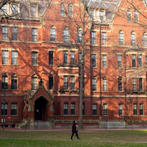 O Τραμπ απειλεί να απαγορεύσει στο Χάρβαρντ να δέχεται ξένους φοιτητές αν δε «συμμορφώθεί πλήρως»