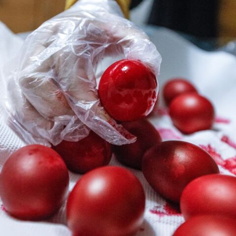 Γιατί βάφουμε κόκκινα τα αυγά του Πάσχα - Τι συμβολίζει το «τσούγκρισμα»