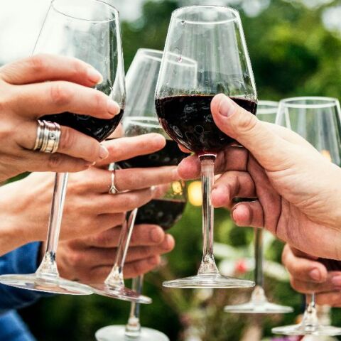 Ένα ποτήρι κρασί...το χρόνο προτείνει κορυφαίος Βρετανός