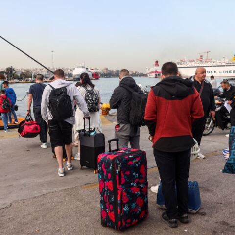 Κορυφώνεται η έξοδος των εκδρομέων του Πάσχα, φεύγουν γεμάτα τα πλοία - Αυξημένη η κίνηση στα ΚΤΕΛ και τις εθνικές οδούς