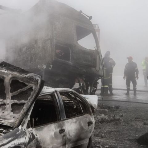 Πολύμυλος Κοζάνης: Το φορτηγό έπεσε με μεγάλη ταχύτητα στα ΙΧ και τα παρέσυρε - «Μίλησαν» τα βίντεο 