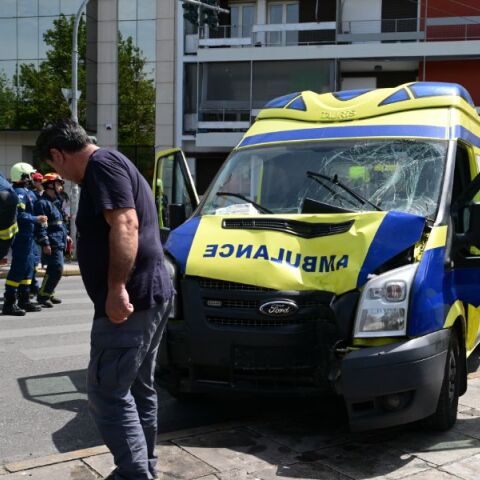 Παγκράτι: Στη ΜΕΘ η 78χρονη ασθενής του ασθενοφόρου - Σε σοβαρή κατάσταση η 53χρονη πεζή