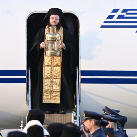 Το Άγιο Φως έφτασε από τα Ιεροσόλυμα στην Ελλάδα - Εικόνες από το αεροδρόμιο