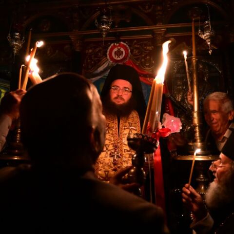 Μεταλαμπαδεύεται το Άγιο Φως	
