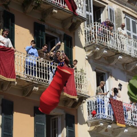 Κέρκυρα: Πάσχα με μπότηδες και χειροκροτήματα -  Εικόνες από το εντυπωσιακό έθιμο