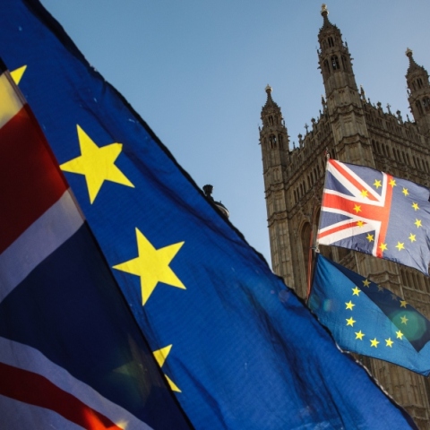 Πώς ο Τραμπ σπρώχνει το Ηνωμένο Βασίλειο πίσω στην Ευρώπη· από ανάγκη, όχι νοσταλγία