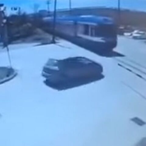 Πάτρα: Βίντεο από την σύγκρουση του Προαστιακού με το ΙΧ - «Παρά τρίχα» γλίτωσε η οδηγός 