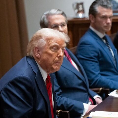 Τραμπ, ένας πρόεδρος που περιβάλλεται από κόλακες