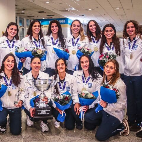 Η Εθνική Πόλο Γυναικών έγραψε ιστορία στην Κίνα και εν μέσω αποθέωσης επέστρεψε στην Ελλάδα - Δείτε φωτογραφίες και βίντεο από την άφιξη