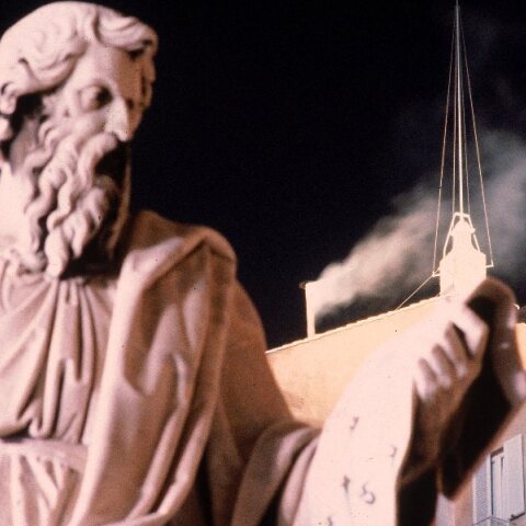 Τα νοήματα και οι συμβολισμοί του Λευκού Καπνού 