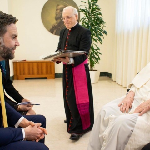 Πάπας Φραγκίσκος: Ο αμερικανός αντιπρόεδρος Τζέι Ντι Βανς απευθύνει τις σκέψεις του «στα εκατομμύρια των χριστιανών που τον αγαπούσαν»