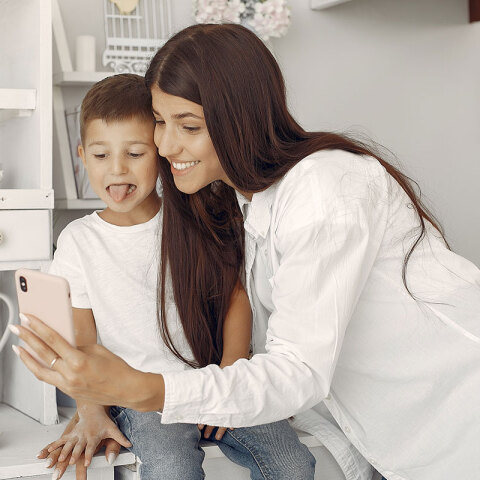 Από πότε η μαμαδοσύνη κρίνεται στα σόσιαλ;