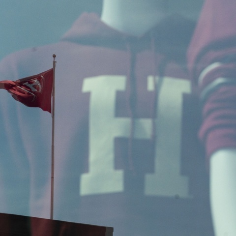 Μπλουζάκι με το έμβλημα του Harvard