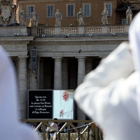 Κηδεία πάπα Φραγκίσκου: Ποιοι ηγέτες θα απευθύνουν το τελευταίο αντίο - Η Ούρσουλα φον ντερ Λάιεν θα παρευρεθεί στην τελετή, ο Βλαντίμιρ Πούτιν όχι