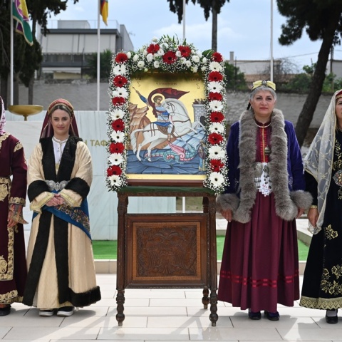 Η εικόνα του Αγίου Γεωργίου με άτομα με φορεσιές δίπλα του
