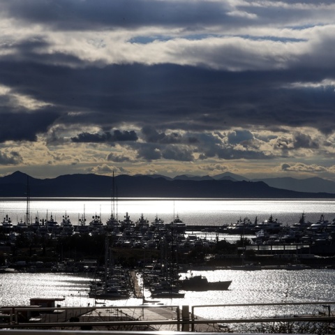 Μαύρα σύννεφα πάνω από τον ουρανό στο Φάληρο