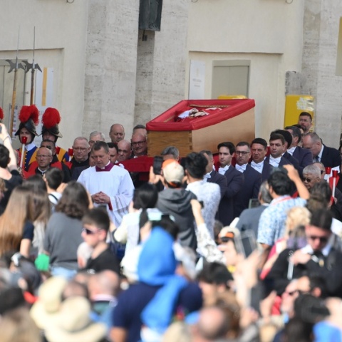 Η πομπή με τη σορό του Πάπα Φραγκίσκου