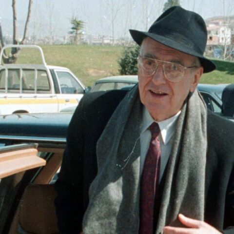 Ο Κ. Κατσανέβας διαψεύδει ότι η Mercedes του Ανδρέα Παπανδρέου ανήκει στην οικογένεια και καταγγέλλει την πώλησή της ως «μνημείο clickbait» - Η ανάρτησή του