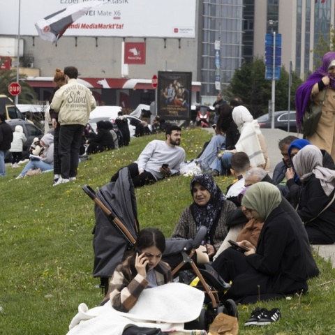 Πολίτες στους δρόμους της Κωνσταντινούπολης μετά τον πολύ ισχυρό σεισμό