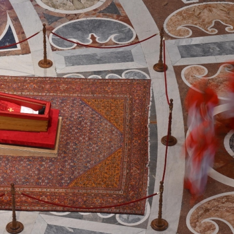 Η ασέβεια προς τη σορό του Πάπα Φραγκίσκου 