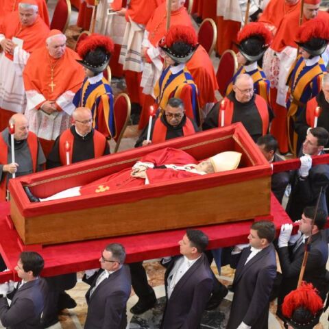 Θανατοπραξία: Πώς συντηρείται τόσες μέρες η σορός του Πάπα Φραγκίσκου - Η διαφορά από την ταρίχευση