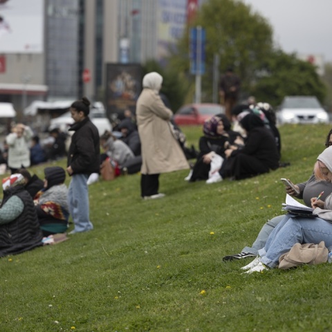 Πολίτες κάθονται στους δρόμους της Τουρκίας μετά τα 6,2 Ρίχτερ στην Κωνσταντινούπολη 