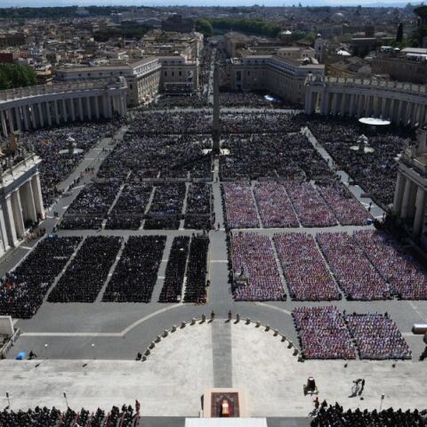 Ξένοι ηγέτες και πλήθος πιστών στη Ρώμη για την κηδεία του Πάπα Φραγκίσκου, υπό δρακόντεια μέτρα ασφαλείας - Ποιοι βρέθηκαν στις θέσεις των επισήμων 