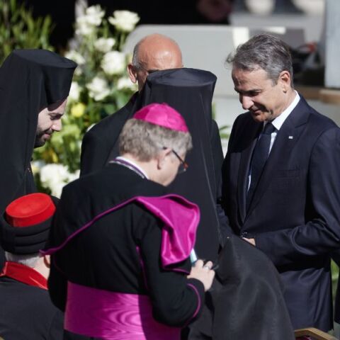 Κηδεία του πάπα Φραγκίσκου: Εικόνες και βίντεο από την παρουσία του πρωθυπουργού Κυριάκου Μητσοτάκη στην πλατεία του Αγίου Πέτρου στο Βατικανό.