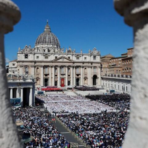 Πάπας Φραγκίσκος: Εκατοντάδες χιλιάδες πιστοί και επίσημοι από όλο τον κόσμο στη Ρώμη για την κηδεία του 88χρονου ποντίφικα - Live εικόνα