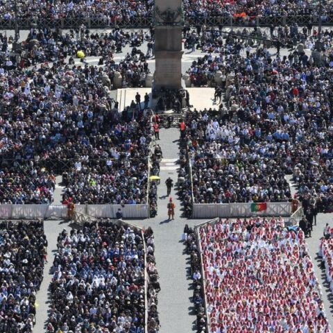 Κηδεία πάπα Φραγκίσκου: Ολοκληρώθηκε η τελετή ταφής του ποντίφικα στη Βασιλική Σάντα Μαρία Ματζόρε, αφιερωμένη στην Παρθένο.