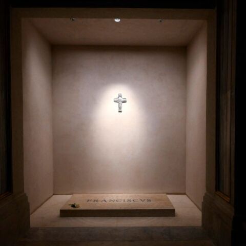 Ιταλία: Άρχισε το λαϊκό προσκύνημα στον τάφο του πάπα Φραγκίσκου στη βασιλική της Σάντα Μαρία Ματζιόρε - Ορίζεται η ημερομηνία έναρξης του κονκλαβίου