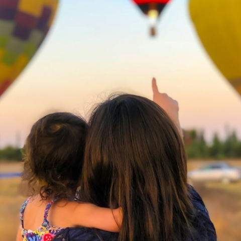 Μητέρα με παιδί στην αγκαλιά του