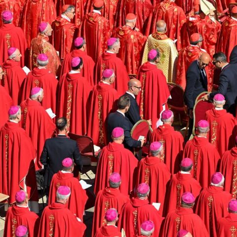  «Εxtra omnes»: Τι συμβαίνει πίσω από την κλειδωμένη πόρτα στο Κονκλάβιο μέχρι να εκλεγεί νέος Πάπας