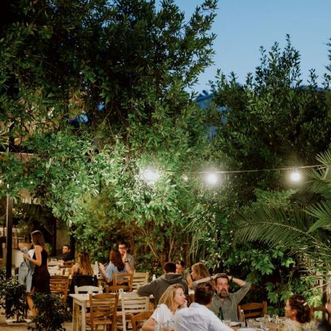 10 αθηναϊκές αυλές για να πιάσεις τον Μάη