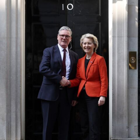 Ε.Ε. και Ηνωμένο Βασίλειο ετοιμάζουν νέα στρατηγική συνεργασία για εμπόριο, ασφάλεια και στήριξη Ουκρανίας, αψηφώντας τις απειλές Τραμπ.