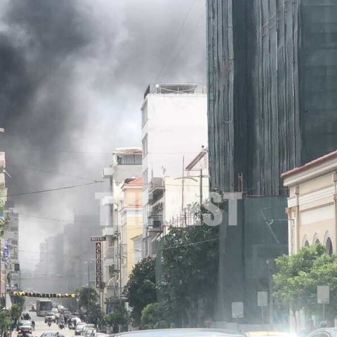 Γέμισε καπνούς το κέντρο της Πάτρας λόγω της φωτιάς 