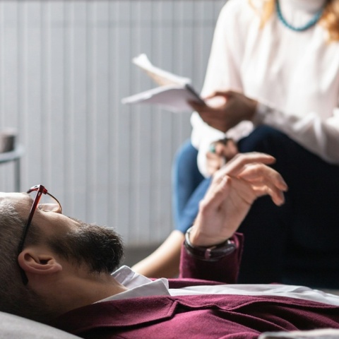 Άνδρας ξαπλωμένος κατά τη διάρκεια ψυχοθεραπείας