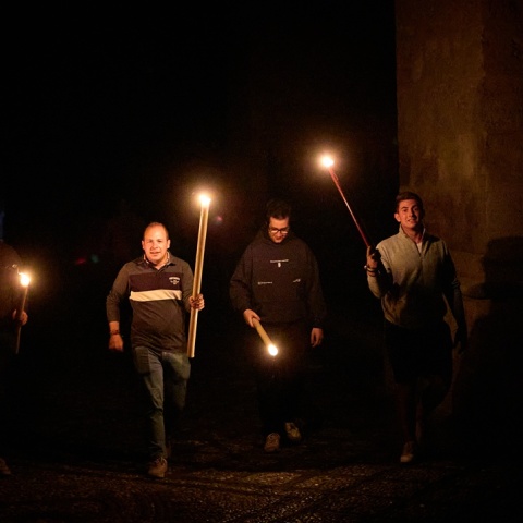 Άνδρες με δάδες στα χέρια στη σκοτεινή Ισπανία