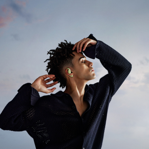 mkt_hq_moose_lifestyle_shot_dance_green_20250127