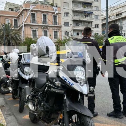 Ρουβίκωνας: Μέλη της αναρχικής ομάδας στα γραφεία της ΓΣΕΕ - Κρέμασαν πανό -  Στο σημείο αστυνομικές δυνάμεις προκειμένου να διαχειριστούν την κατάσταση.